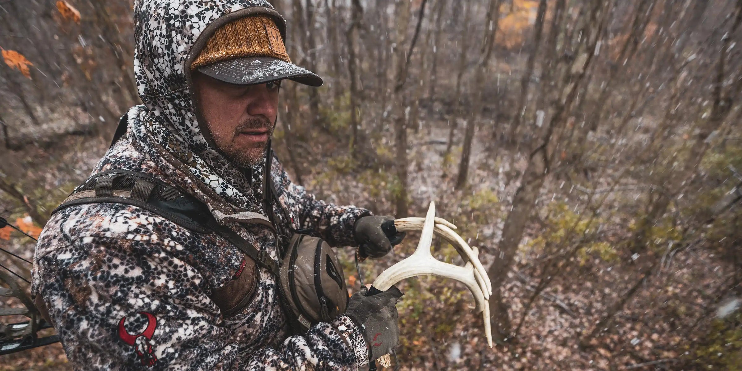 hunting rubbing two antler together while hunting in cold weather